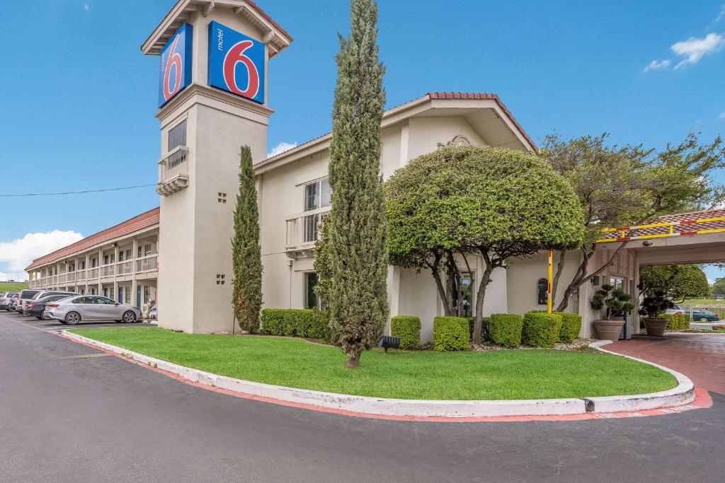 Motel 6-Dallas TX - Market Center Main image 1